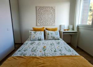 Private room in renovated fully equipped apartment - Tram 1 min walk