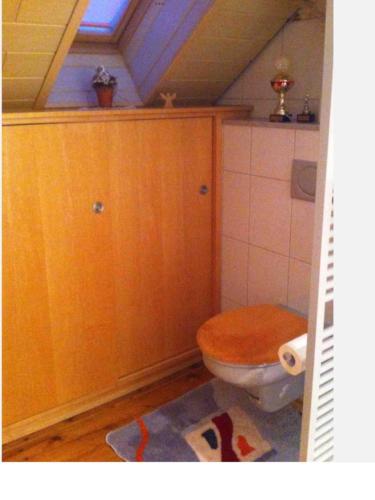 Privatzimmer mit Bad und Garten. hell, gemütlich, Massivholz