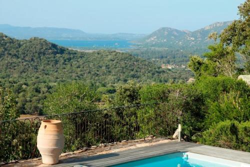 Sublime vue sur mer et montagne
