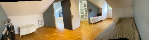 Une belle chambre au calme chez un compositeur de dessins animés
