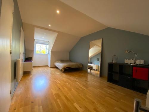Une belle chambre au calme chez un compositeur de dessins animés