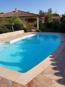 Villa Kalango avec sa piscine en bord de mer