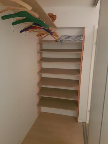 Zimmer 1 nahe Thoraxklinik mit Gemeinschaftsbad und Gemeinschaftsküche