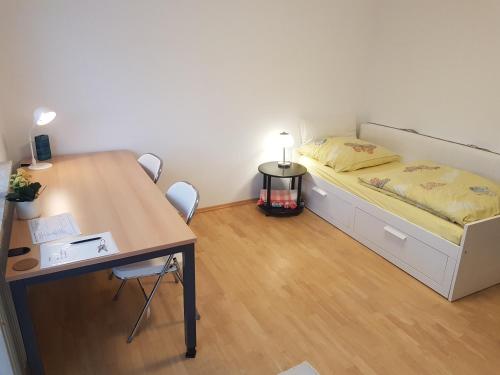 Zimmer 2 nahe Thoraxklinik mit Gemeinschaftsbad und Gemeinschaftsküche