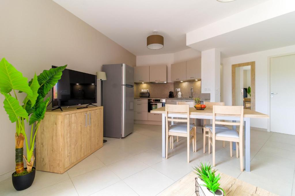 Appartement SELECT'SO HOME - Résidence Le Poséidon - Piscine & Garage - Prestations de qualité & Services Hôteliers - POS36 7 Avenue de la Mer, 83230 Bormes-les-Mimosas