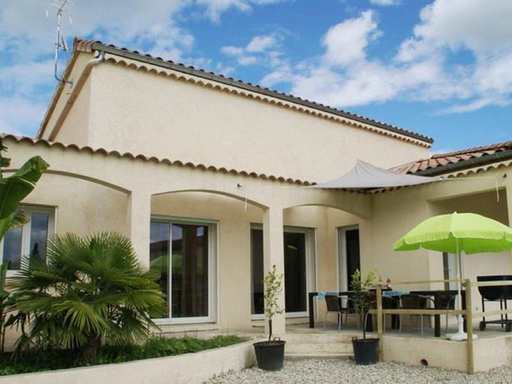 Maison de vacances Serene Holiday Home in Pradons with Swimming Pool , 7120 Pradons