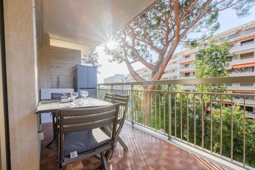 Appartement SERRENDY 2-bedroom apartment entirely renovated 34 avenue Maréchal Juin Cannes