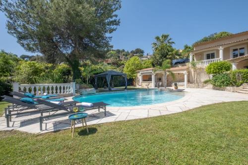 Villa SERRENDY  PETIT BIJOU  330M2 Piscine & jacuzzi à 10 min des plages !  335 vielle route de Cannes Vallauris