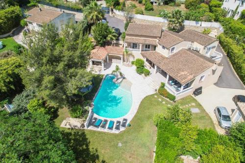 SERRENDY  PETIT BIJOU  330M2 Piscine & jacuzzi à 10 min des plages !  Vallauris france