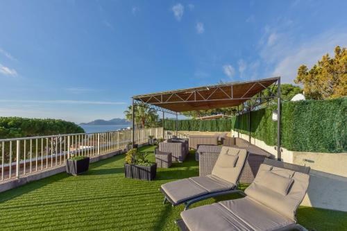 SERRENDY ROOFTOP TERRACE in residential property WITH POOL & SEA VIEW ! Cannes france