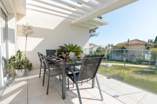 SERRENDY TERRACE SWIMMING-POOL PARKING NEW Close to beaches Vallauris france