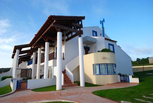 Ship - 4 bedroom duplex with sea and pool views, 1km from the beach São Martinho do Porto portugal