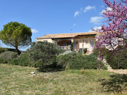 Villa Single storey villa with private pool and large garden on the edge of wine village  Saint-Jean-de-Minervois