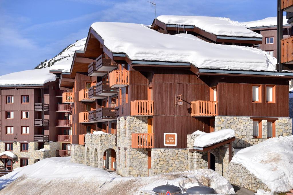 Appartement Skissim Classic - Résidence Croix du Sud Résidence Croix du Sud OFFICE IMMOBILIER DE LA PLAGNE: Direction parking bas, galerie commerciale, 73210 La Plagne