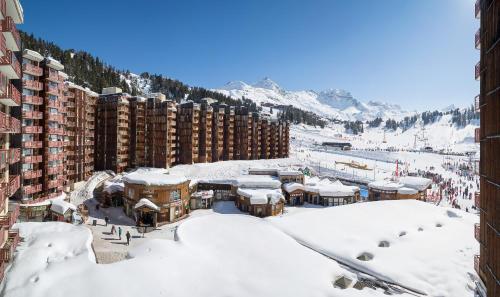 Appartements Skissim Select - Résidence Les Glaciers by Travelski Sur front de neige, à côté de la pharmacie et de la piscine. OFFICE IMMOBILIER de la PLAGNE Mâcot La Plagne