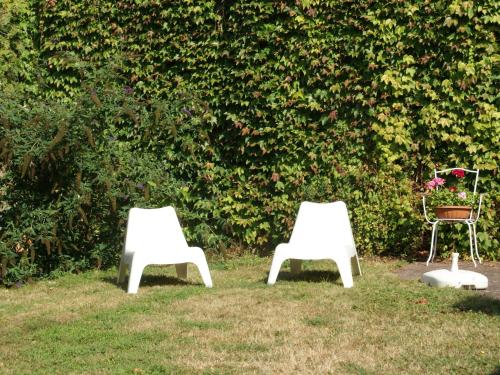 Maison de vacances Snug Holiday Home with Fenced Garden Garden Furniture BBQ  Vic-sur-Seille