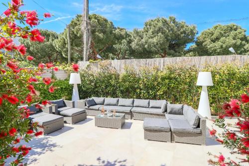 Villa SOUS BOIS Charming villa with nice outdoor area & Jacuzzi at 200m from beaches of Juan 11 Avenue des Pins Parasols Antibes