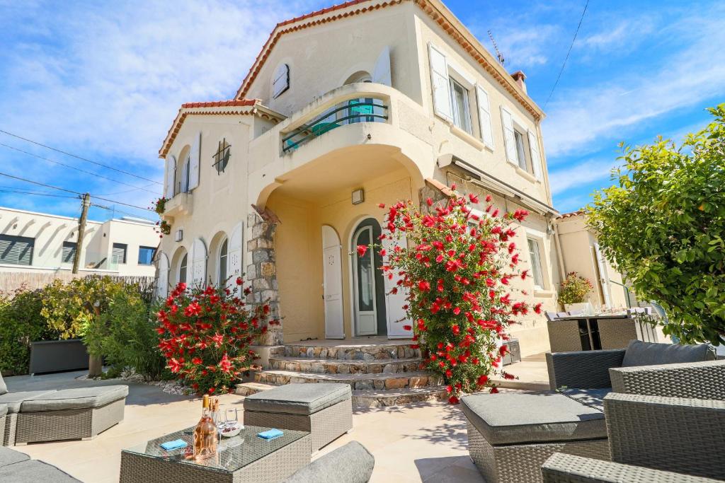 Villa SOUS BOIS Charming villa with nice outdoor area & Jacuzzi at 200m from beaches of Juan 11 Avenue des Pins Parasols, 06160 Antibes