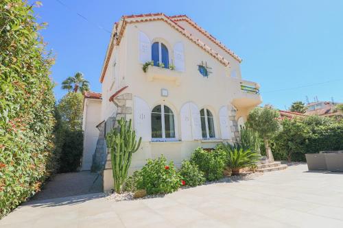 SOUS BOIS Charming villa with nice outdoor area & Jacuzzi at 200m from beaches of Juan Antibes france