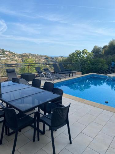 Spacieuse Villa Niçoise au calme avec piscine Nice france