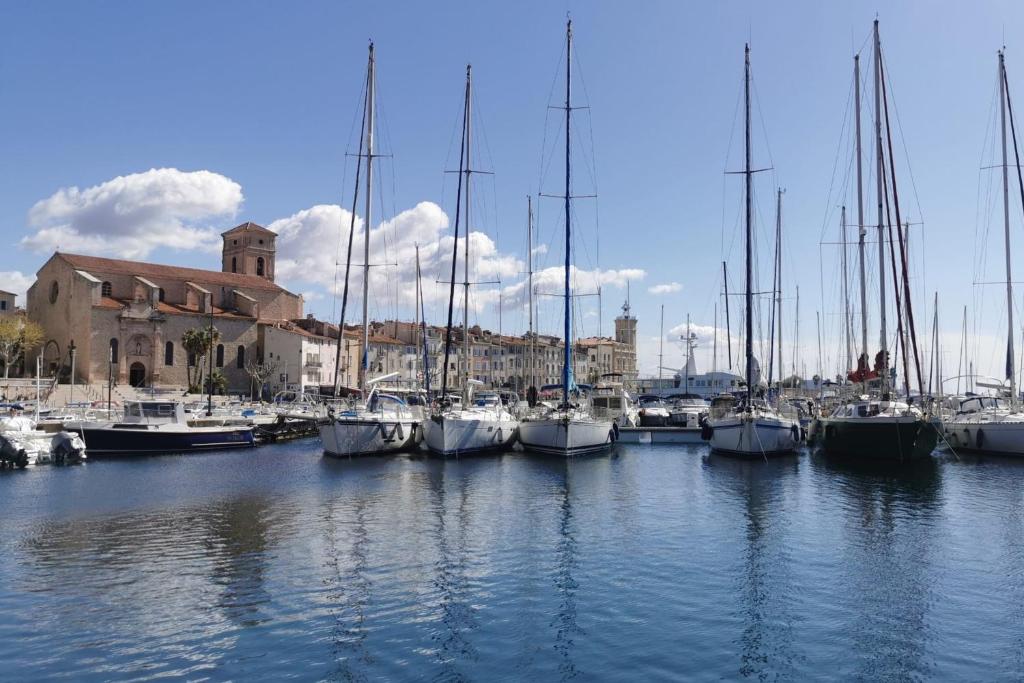 Maison de vacances SPACIEUX Cocon avec TERRASSE près du Vieux-Port 11 Place Sadi Carnot, 13600 La Ciotat