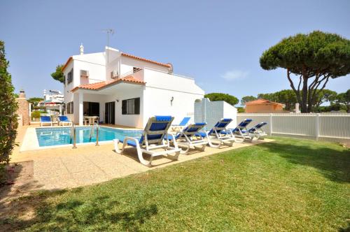 Spacious 4 bedroom villa located in its own grounds, with private pool and Bbq.. Quarteira portugal