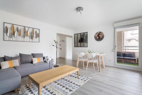 Spacious and bright calm with balcony Lyon france