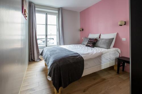 Spacious and Charming 2 Bedroom flat à Madeleine Paris france