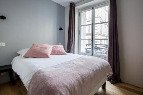 Appartement Spacious and Charming 2 Bedroom flat à Madeleine  Paris