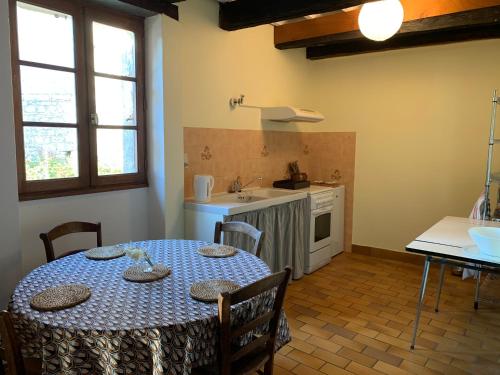 Spacious apartment in a charming, tranquil village Saint-Vincent-Rive-dʼOlt france