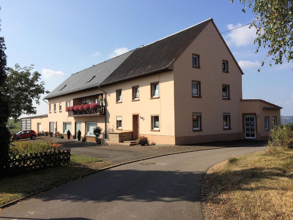 Appartement Spacious Apartment in Rodershausen with Barbecue , 54673 Rodershausen