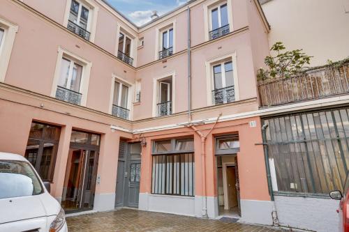 Spacious, bright and beautifully decorated flat in heart of Marais short walk to Picaso Museum Paris france