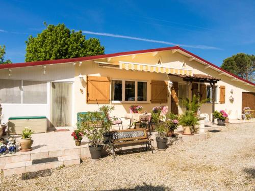 Spacious Bungalow with Private Pool in Nadaillac de Rouge Nadaillac-de-Rouge france