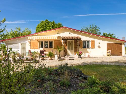 Maison de vacances Spacious Bungalow with Private Pool in Nadaillac de Rouge  Nadaillac-de-Rouge