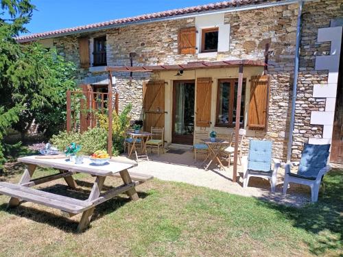 Maison de vacances Spacious Cottage in Saint Jean de Sauves with Terrace  Frontenay-sur-Dive