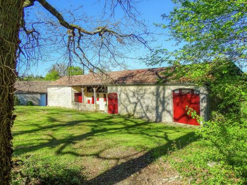Maison de vacances Spacious detached family home with large covered terrace and large garden  Pomport