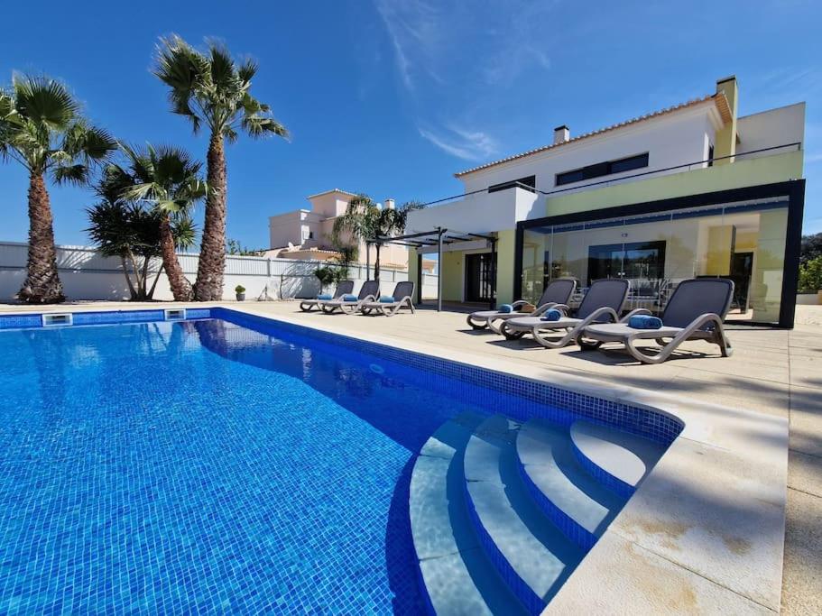 Villa Spacious family villa with heated pool Rua Monte Canelas lote 151, 8500-157 Portimão