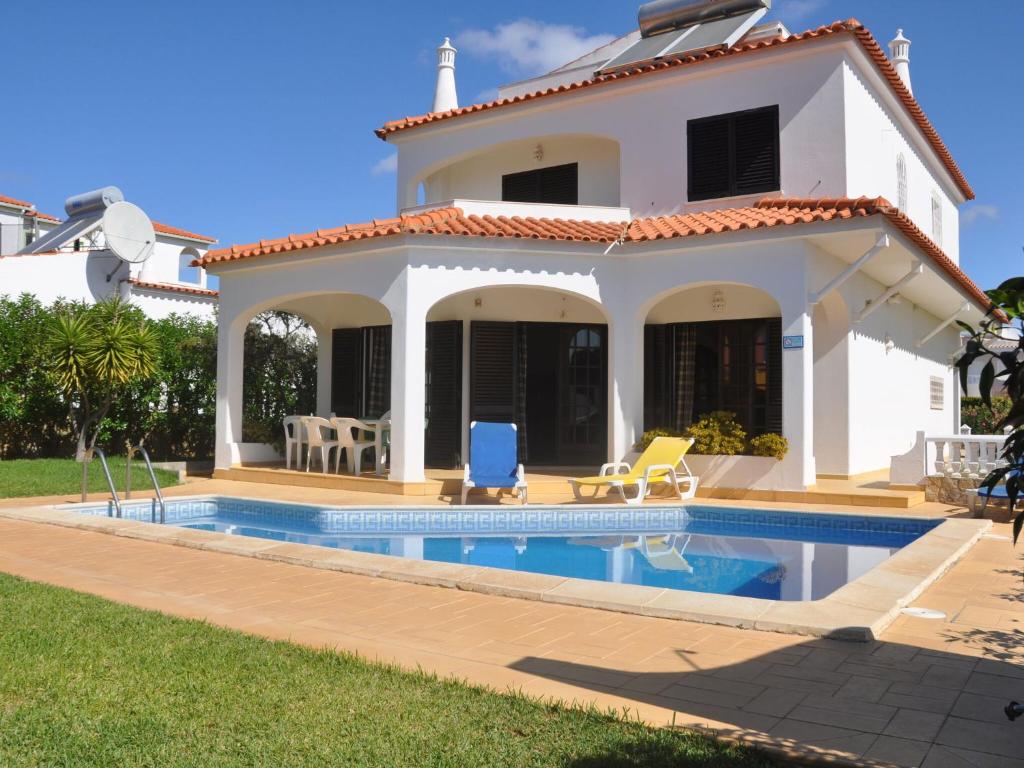 Maison de vacances Spacious four bedroom villa located with private pool , 8125-507 Vilamoura
