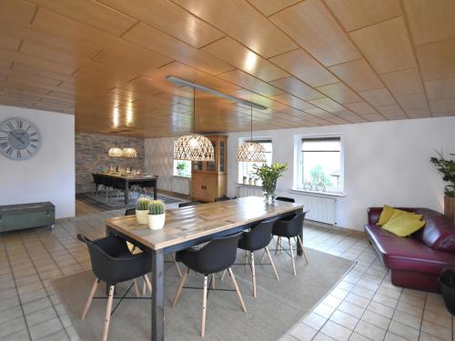 Maison de vacances Spacious group home near Edersee and Kellerwald National Park with garden  Altenstädt
