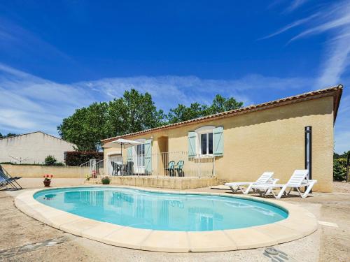 Spacious Holiday Home in Aigues vives with Private Pool Aigues-Vives france