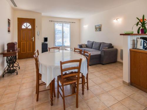 Maison de vacances Spacious Holiday Home in Aigues vives with Private Pool  Aigues-Vives