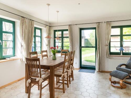 Maison de vacances Spacious Holiday Home in Landstorf Zierow with Beach Near  Zierow