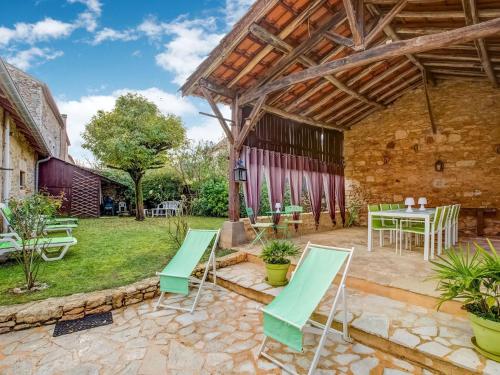 Maison de vacances Spacious Holiday Home in Saint Martin le Redon with Garden  Saint-Martin-le-Redon