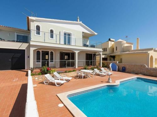 Maison de vacances Spacious modern Villa with pool in quiet residential area near Guia  Guia