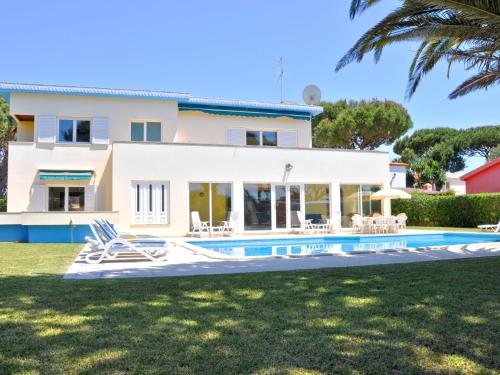 Villa Spacious Villa in Vilamoura with Barbecue  Vilamoura