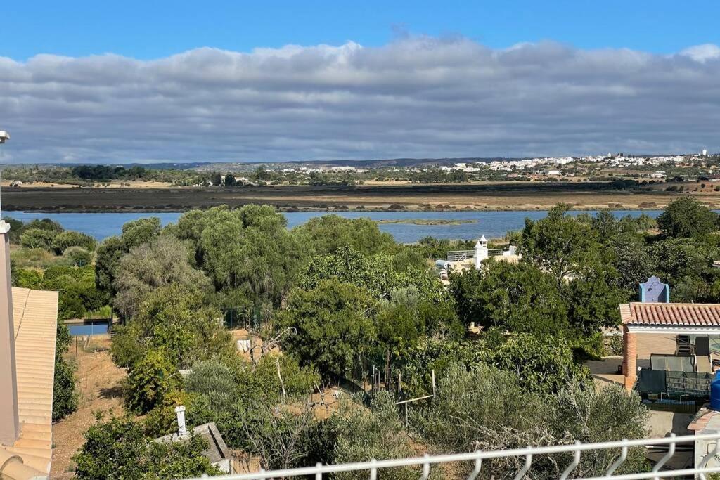 Villa Spacious Villa. Large Rooftop. 4 Bedroom Sleeps 8 3a Travessa do Canal, 8500-049 Alvor