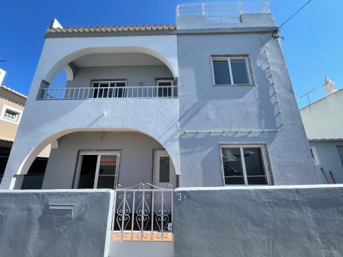 Villa Spacious Villa. Large Rooftop. 4 Bedroom Sleeps 8 3a Travessa do Canal Alvor