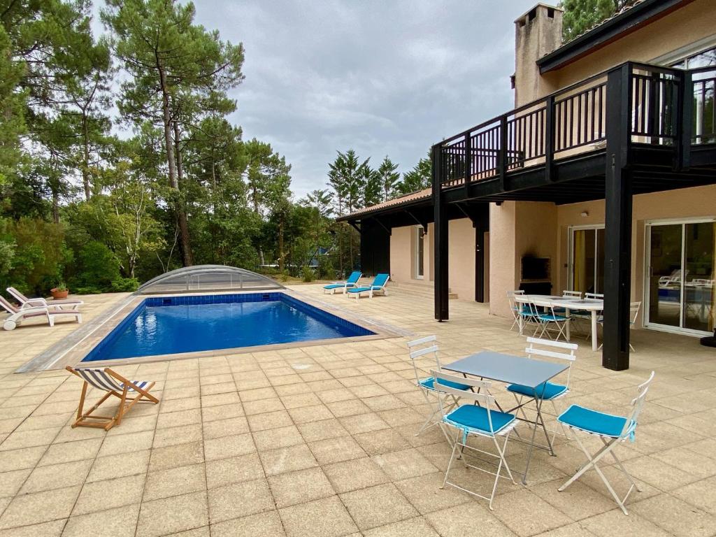 Maison de vacances Spacious villa with huge pool in quiet location close beach 24 l'Orée des Greens, 33680 Lacanau