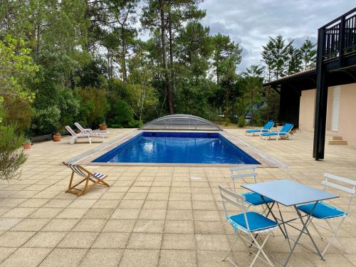 Maison de vacances Spacious villa with huge pool in quiet location close beach 24 l'Orée des Greens Lacanau