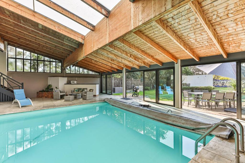 Maison de vacances Splendide maison de 330m avec piscine interieure Rue des sables, 12, 85300 Challans